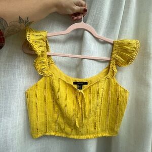 3/$15🦋 Textured Seersucker Yellow Crop Ruffle Cap Sleeve Large